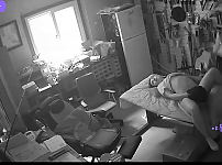 공구점사장님, 별명이 좆망치 , 대낮부터 책상에 이불깔고 망치를 휘두른다