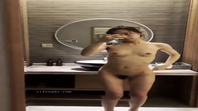 【オリジナル】純白のソックスを履いた美女が髪を引っ張られオーラルセックスを強要され、屈み込んで柔らかいオマンコを容赦なく…