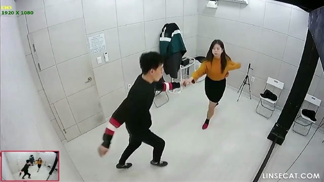 사적인 공공장소에서 연애하는 커플